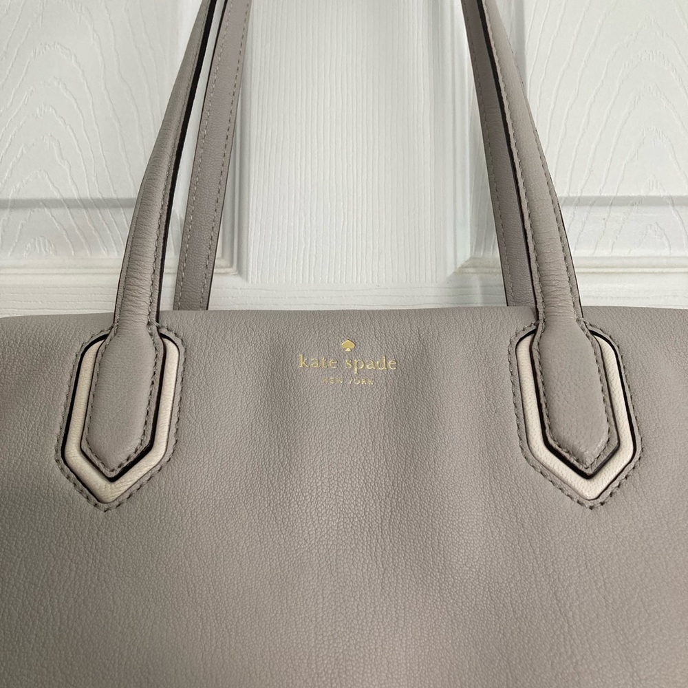 Grey Kate Spade bag with white stitching and zipper top - Picture 2 of 7